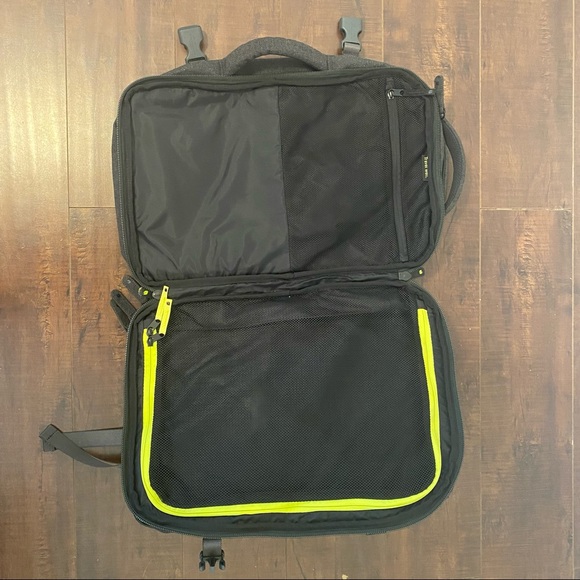 Incase EO travel backpack in black/grey - Picture 3 of 4